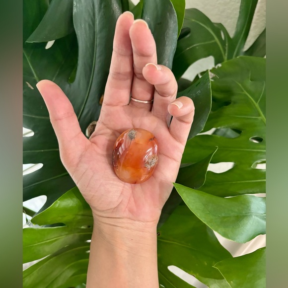 Carnelian Palmstone - Picture 2 of 3